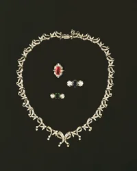 Art-Deco-Halskette mit Scroll- und Blattdesign; Rubin- und Diamant-Baguette-Cluster-Ring; Saphir- und Diamant-Dreistein-Ring; Smaragd- und Diamant-Dreistein-Ring