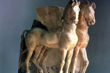COX I 309 Paar geflügelte Terrakottapferde, aus dem Tempel von Tarquinia, Italien, 5.-6. Jahrhundert v. Chr.