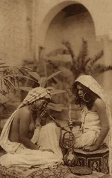 Harem Mädchen rauchen eine Wasserpfeife, von einer Postkarte aus dem frühen 20. Jahrhundert