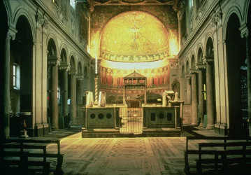 Innenansicht des Hauptaltars von San Clemente, Rom, Italien