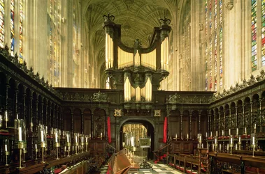 Innenansicht mit Seitenschiff und Orgel, Kings College Chapel, Cambridge