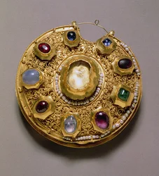 Kolt-Medaillon, Gold mit Perlen und Edelsteinen, Cloisonné, Emaille, Filigran- und Granulationsdekoration, Rjasan, 12. Jahrhundert