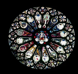 Nördliches Rosenfenster, Steinmetzarbeit aus dem 13. Jahrhundert, Glas aus der Mitte des 15. Jahrhunderts
