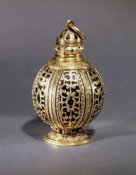 Pomander, verziert mit gravierten Rollwerk, schwarzem Emaille, Silbervergoldet, wahrscheinlich englisch, um 1580