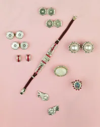 Auswahl an Art-Deco-Schmuck; Kaliber geschnittener Rubin-Uhr; Knopf, Manschettenknopf und Knöpfe; Ohrringe; Mabe-Perlen- und Diamant-Ohrringe