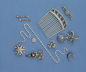 Auswahl an Diamantschmuck: Haarkamm; abgestufte Collet-Halskette; Saphir-Halbmond-Brosche; Email-Karfunkel-Anhänger; Taschenuhr; Sternbrosche