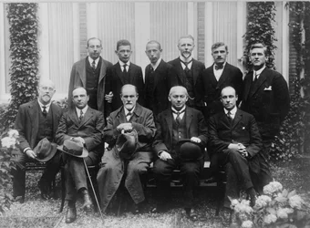 Sigmund Freud mit Kollegen auf einem psychoanalytischen Kongress in Den Haag, 1920