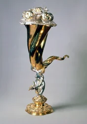 Stehender vergoldeter Silberpokal in Form eines Füllhorns mit Treibdekor von D. T. Moye, Hamburg, frühes 17. Jahrhundert