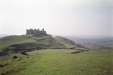 Blick auf Carreg Cennen Castle, Südwales, erbaut ca. 1350
