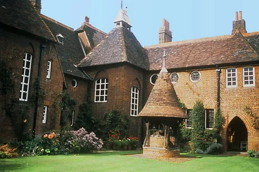 Blick auf das Äußere des Roten Hauses, Bexleyheath, entworfen von William Morris (1834-96) mit Philip Webb als Architekt, fertiggestellt 1859