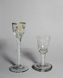 Weinglas mit vergoldeter Dekoration, Schießglas-Schale und opakem Drehstiel, um 1760