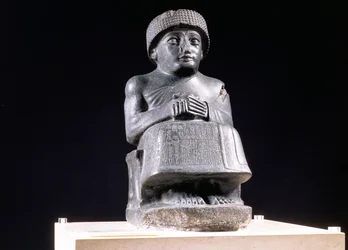 Gudea, Prinz von Lagash, Statue gewidmet Ningizzada, Neusumerisch, aus Telloh, antikes Girsu, ca. 2130 v. Chr.