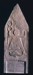 00357 Votivstele, die Tanit, Göttin von Karthago, darstellt, die einen Hermesstab mit einem Delphin hält und eine Inschrift darunter, phönizisch, aus Tophet El-Horfa, Algerien, 2.-1. Jahrhundert v. Chr.