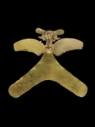 Ein goldener vogelförmiger Anhänger aus Costa Rica, der Raubvogel mit durchbrochenem Schnabel gegossen und ein kleines Tier mit geringeltem Schwanz greifend, ca. 800-1200