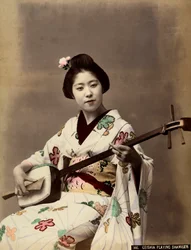 Eine Geisha spielt Shamisen (koloriertes Foto)