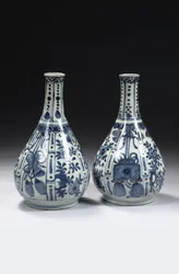 Ein Paar chinesische blau-weiße „kraak porselein“ Flaschenvasen, Wanli-Periode, 1573-1619
