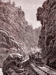 Ein Zug überquert die Colorado-Berge. USA im Jahr 1886