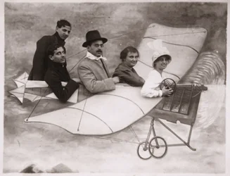 Kunst. Fotografie. Menschen in einem Flugzeug. Foto auf einer Messe, Ungarn