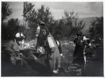 Balkanhalbinsel: Frauen vor einem Topf auf einem Feuer - Postkarte 1914-1918