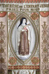 Banner: "St. Therese vom Kinde Jesus, bitte für uns", Honfleur, Frankreich
