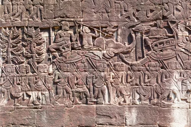 Basreliefs auf der Westseite des Bayon-Tempels, die Khmer-Soldaten darstellen, Angkor-Archäologiestätte, Kambodscha