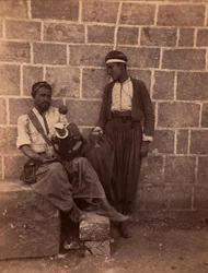 Limonadenhändler in Beirut. Fotografie von Charles Lallemand (1826-1904) in „Syrien, Kostüme, Reisen und Landschaften“. 1865. Private Sammlung.