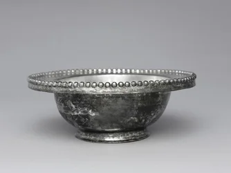 Schale mit Perlenrand, 300-500