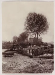 Brücken, Pfahlkinder auf einer Brücke, ca. 1890