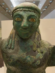 Bronzene geflügelte Frauenfigur (590 v. Chr. - 580 v. Chr.), Olympia-Museum, Olympia, Peloponnes, Griechenland (Foto)