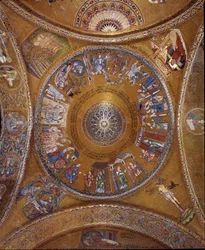 Byzantinische Architektur: Blick auf die Kuppel mit Mosaiken auf goldenem Hintergrund
