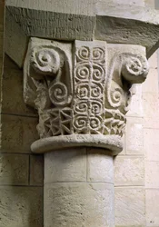 Geschnitzte Säule, dekoriert mit Krummstäben und Spiralen