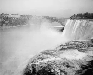 Clifton Hotel und American Falls, Niagara