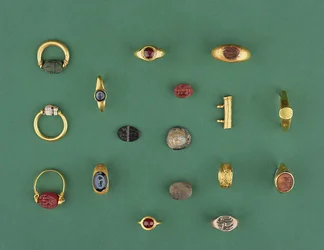 Sammlung von römischem, etruskischem und hellenistischem Schmuck, darunter ein phönizischer Skarabäusring, ein Kamee, Amulett-Halter und ein Achat-Intaglio, aus dem 6. Jahrhundert v. Chr. bis zum 4. Jahrhundert n. Chr.