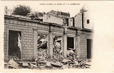 Kommune von Paris (1871): Das Herrenhaus von Adolphe Thiers wurde nach der Beschlagnahme seines Eigentums im Mai 1871 zerstört.