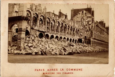 Kommune von Paris (1871) gesehen vom zerstörten Finanzministerium. Fotografie. Druck auf Karton Dim. 10,4x6,9 cm