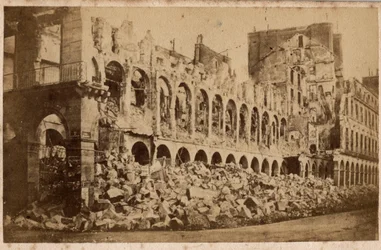 Kommune von Paris (1871): Blick auf das Finanzministerium nach dem Brand im Mai 1871. Fotografie. Druck auf Karton Dim. 10x6,9 cm