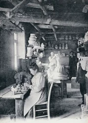 Handwerker bei der Herstellung von Vallauris-Kunstkeramik, um 1900, Postkarte, Frankreich, 20. Jahrhundert