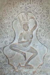 Tanzende Apsara-Relief an der äußeren Westwand, Angkor Wat, Kambodscha (Foto)