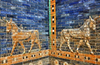 Detail der in den 1930er Jahren unter Verwendung von Originalziegeln aus der Zeit um 575 v. Chr. fertiggestellten Rekonstruktion des Ischtar-Tors, Pergamonmuseum, Berlin, Deutschland