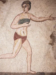 Detail der Kammer der Zehn Jungfrauen oder das Mosaik der „Bikini-Mädchen“. Laufend. 3. - 4. Jahrhundert. Römische Villa del Casale, Sizilien. UNESCO-Stätte.