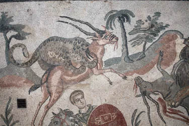 Detail des großen Jagdmosaiks. Ein Leopard greift eine Gazelle an. 3. - 4. Jahrhundert. Römische Villa del Casale, Sizilien. UNESCO-Weltkulturerbe.