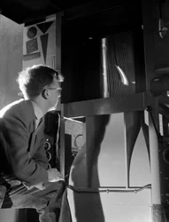 Ingenieur im Windkanal mit Rauchtests an einem kleinen Flügelabschnitt