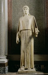 Weibliche Figur, die ein Peplos trägt, griechisch