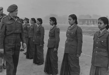 Feldmarschall Sir Claude Auchinleck inspiziert Mitglieder des Women