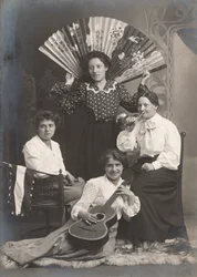 Vier Damen mit Horn, Gitarre und Fächer, Frankreich, ca. 1920
