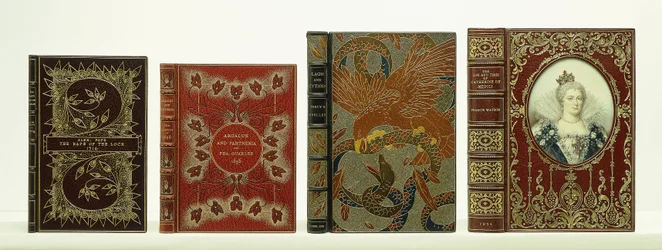 Vier Buchumschläge mit Einband von Riviere & Sons, darunter "The Life and Times of Catherine de