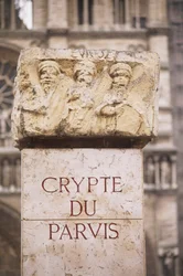 Frankreich, Paris, Inschrift in der Krypta du Parvis in der archäologischen Krypta auf der Île de la Cité, Stein mit Inschrift und Schnitzereien