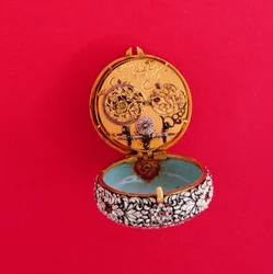 Französische Taschenuhr mit goldener Hülle, emailliert mit weißen Blumen und Laub mit schwarzen Markierungen, von Goullons, ca. 1650 (zeigt innere Platte)