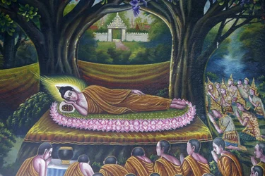 Fresko, das den Eintritt des Buddha ins Nirvana darstellt, im Wat Chiang Mun, Chiang Mai. Eintritt des Buddha ins Parinirvana. Thailand