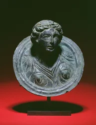 Gallo-römisches Repoussé-Applikationsrundel mit dem Büste einer Frau, 2.-3. Jahrhundert n. Chr.